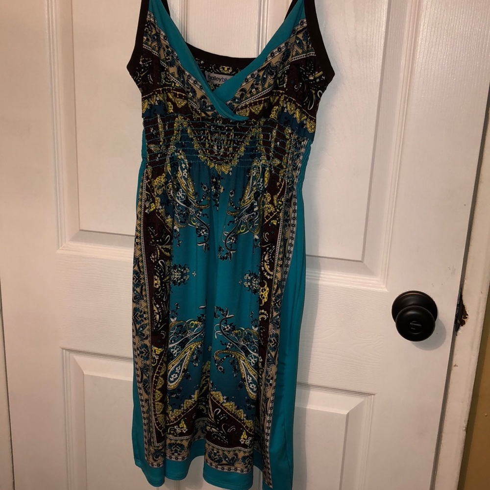 Sundress stretchy below bust.